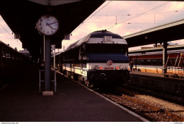 Photo Diapo Diapositive Slide Locomotive SNCF CC 72002 PARIS GARE DE LYON Dernier Train 5913 En 03/1988 VOIR ZOOM - Diapositives