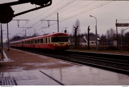 Photo Diapo Diapositive Slide Locomotive Autorail En Gare De FERRIERES FONTENAY Vers MONTARGIS En 04/1988 VOIR ZOOM - Diapositives