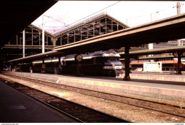 Photo Diapo Diapositive Slide Train Locomotive Diesel SNCF 72000 à PARIS GARE DE LYON En 03/1988 VOIR ZOOM - Diapositives
