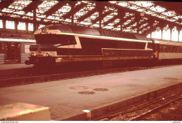 Photo Diapo Diapositive Slide Train Locomotive Diesel SNCF 72000 à PARIS GARE DE LYON En 03/1988 VOIR ZOOM - Diapositives