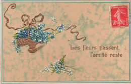 FLEURS PLANTES ARBRES - Fleurs - Un Panier De Fleurs Bleue - Les Fleurs Passent L'amitié Reste -  Carte Postale Ancienne - Flores