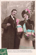 FÊTES - VŒUX - Heureuse Année - Couple Tenant Des Cadeaux - Colorisé - Carte Postale Ancienne - Nouvel An