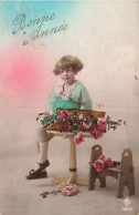 FÊTES ET VOEUX - Nouvel An - Une Petite Fille Assise Avec Un Bouquet De Fleurs - Colorisé - Carte Postale Ancienne - Nouvel An