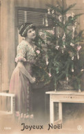 FÊTES ET VOEUX - Noël - Une Femme élégante Se Tenant Côté Du Sapin Bien Décoré - Colorisé - Carte Postale Ancienne - Andere & Zonder Classificatie