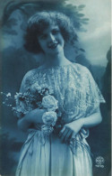 Fantaisie- Une Fille Souriante Tenant Un Bouquet De Fleurs - Carte Postale Ancienne - Donne