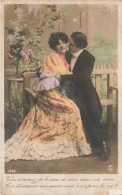 COUPLE - Un Homme Et Sa Femme Sur Un Banc - Colorisé - Carte Postale Ancienne - Couples