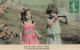 ENFANTS - Petite Fille - Petit Garçon Jouant Une Flutte - Colorisé - Carte Postale Ancienne - Andere & Zonder Classificatie