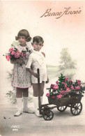 FÊTES ET VOEUX - Nouvel An - Une Fille Et Son Petit Frère Avec Leur Petit Char - Colorisé - Carte Postale Ancienne - Nouvel An