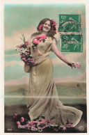 CARTE PHOTO - Femme à Robe Blanche - Colorisé - Carte Postale Ancienne - Photographie