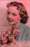 Fantaisie - Une Femme Avec Les Cheveux Bouclés Tenant Un Bouquet De Fleurs - Colorisé - Carte Postale Ancienne - Donne