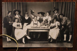 Carte Photo 1910's Troupe De Théâtre Acteurs Femme Musicienne Guitare Tirage Print Vintage Bayern Bavière Elsass Alsace - Teatro