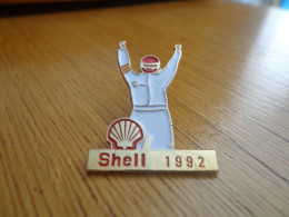 Pin's Shell Pilote Bras Levés 1992 - Fuels