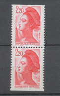 Type Liberté Paire Verticale N°2427a 2f.20 Rouge Provenant De Carnets Y2427aA - Unused Stamps