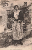 Jeune Femme De MOËLAN En Coiffe Et Costume - à La Fontaine - Moëlan-sur-Mer