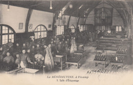 76 - FECAMP - LA BENEDICTINE - SALLE D'ETIQUETEGE - ANIMEE - VOIR DEUX SCANS - Fécamp