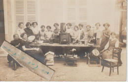 Que De Jeunes Filles Autour De Tous Ces Curieux Objets à Identifier ( Carte Photo ) - A Identifier