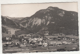 D7070) STAINACH STmk. Straße In Den Ort Mit Häusern U. Kirche Im Hintergrund - Stainach