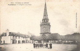 Ploemeur * La Place De L'église Du Village * Villageois - Plömeur