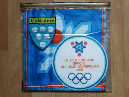 Foulard Jeux Olympiques Grenoble 1968 JO 68 Valdrôme Dans Son Emballage D'origine Winter Olympics Games Schal - Abbigliamento, Souvenirs & Varie