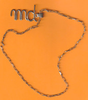 M D  (initiales) En Or De La Mecque Avec Chaînette En Métal Commun - HAUTEUR 12 MM - LARGEUR 8 MM - - € 1 - Necklaces/Chains