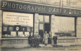 54 - JARNY GARE - Top Rare - Gros Plan Du Commerce De Photographie D'Art - Attention état - Jarny