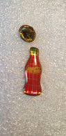 Pin's Coca-Cola Bouteille Rouge (quadrillée) - Coca-Cola