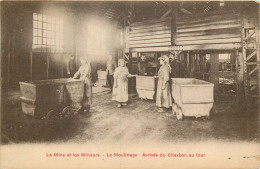 62 - LIEVIN - La Mine Et Les Mineurs - Le Moulinage - Arrivée Du Charbon Au Four - Lievin