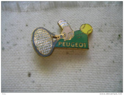 Pin's Main Gauche Tenant Une Raquette De Tennis. Tennis Club De PEUGEOT - Tennis