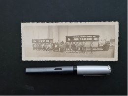 Zwei Reisebusse, Schulklasse, SW-Fotografie Langgestrecktes Format 6 X 15 Cm - Auto's