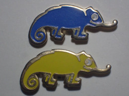 Lot De 2 Pins CAMELEON JAUNE & BLEU CIEL TIRANT LA LANGUE De La Pub PEUGEOT - Peugeot