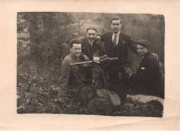 Militaria ? - Photo Ancienne - Groupe D'hommes Et Jumelles , Longue Vue - Materiaal