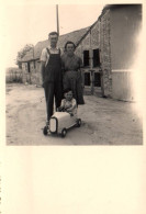 Jeu Et Jouet - Photo Ancienne - Enfant Et Petite Voiture Ancienne à Pédale - Speelgoed & Spelen