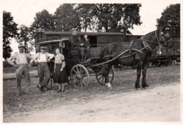 Automobile - Photo Ancienne - Fiacre Cocher Attelage Ancien Devant Train Wagon - Taxis & Cabs