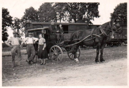 Automobile - Photo Ancienne - Fiacre Cocher Attelage Ancien Devant Train Wagon - Taxi & Carrozzelle