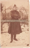 MILITARIA - Un Soldat Dans La Neige - Bras Croisés - Carte Postale Ancienne - Personnages
