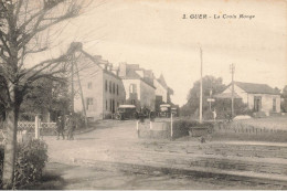 Guer * La Croix Rouge * Passage à Niveau Ligne Chemin De Fer Morbihan * Gare Station * Villageois - Guer Cötquidan