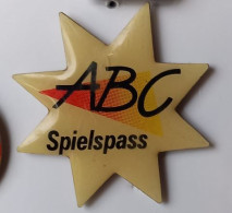YY590 Pin's ABC SPIELSPASS Großhandels GmbH MOBY GAMES Jeu Jeux Achat Immédiat - Jeux