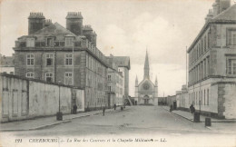 Cherbourg * La Rue Des Casernes Et La Chapelle Militaire - Cherbourg