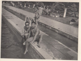 Two Nude Handsome Men Boys Sunbathing At Swimming Pool - Ohne Zuordnung