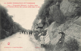 Fermanville * Le Mont Varin Et Le Calvaire * Route * Villageois - Autres & Non Classés