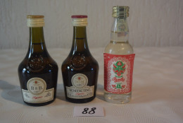 C88 Mignonette Vodka Bénédictine De Collection - Miniatures