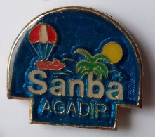 YY596 Pin's Sanba Parachute Palmier Société Animation Baie D'Agadir Maroc Parachutisme Achat Immédiat - Fallschirmspringen