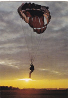 SPORT. CPSM. PARACHUTISME. "  A L'ARRIVEE  AU SOL ". + TEXTE DE BAYONNE ANNEE 1972 - Paracaidismo