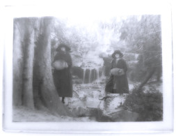 Photographie - Plaque De Verre - Deux Femmes Dans La Neige - Dim : 12/9 Cm - Diapositiva Su Vetro