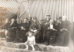 Photographie - Militaire Et Prêtres Assis - Enfant Habillé En Marin - Dim: 17/12 Cm - Anonyme Personen