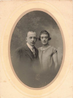 Photographie - Couple Dans Médaillon Collé Sur Carton - Anonyme Personen