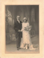 Photographie - Couple Mariage - Dans Une église - Collée Sur Carton 14/18.5 Cm - Anonyme Personen