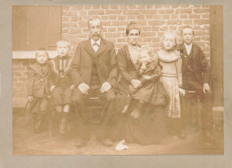 Photographie - Photo De Famille - Collée Sur Carton Dim: 12/16 Cm - Anonymous Persons