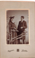 Photographie - Couple Devant Une Barrière - Photo Doozeman - Collé Sur Carton Dim:16/11 Cm - Daté 1902 - Anonyme Personen