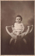 FANTAISIE - Bébé - Un Bébé Assis Une Chaise - Carte Postale Ancienne - Baby's